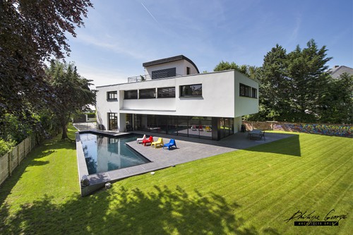 maison moderne piscine et pelouse